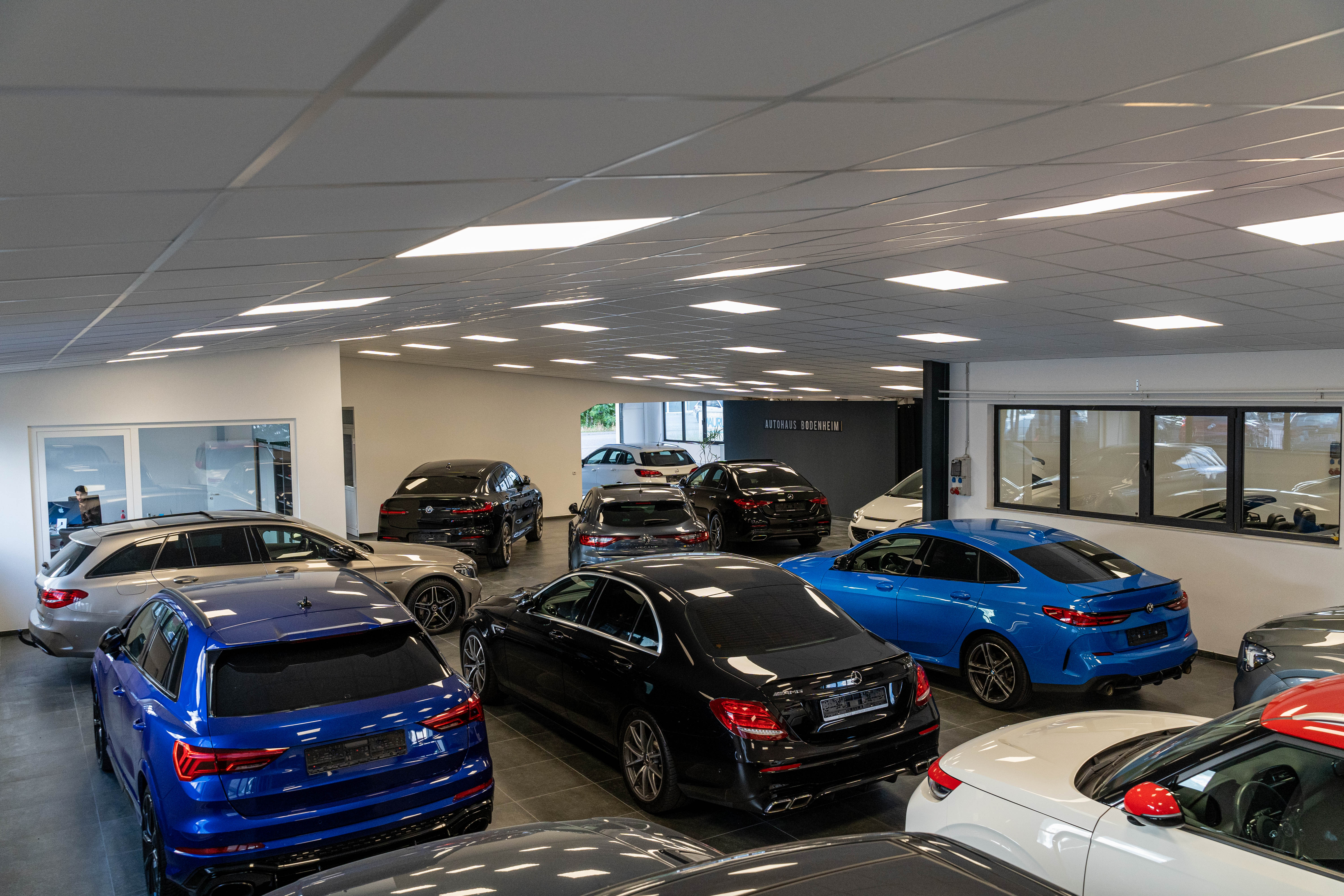 AutoHaus Bodenheim Showroom Innenansicht 2